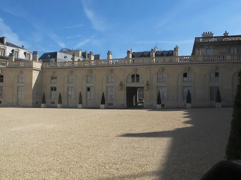 Cour d'honneur, palais de l'Élysée, Paris 8e 2