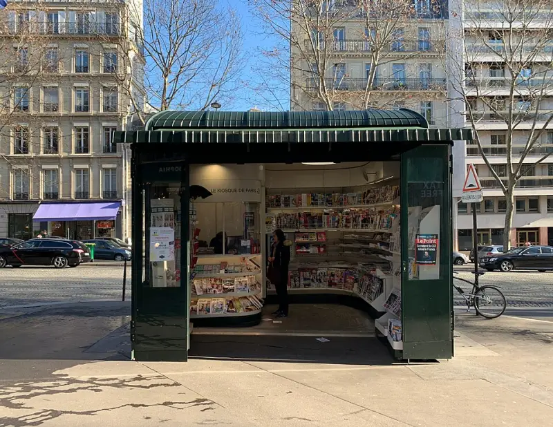 Kiosque à journaux, avenue Marceau (Paris) en janvier 2020